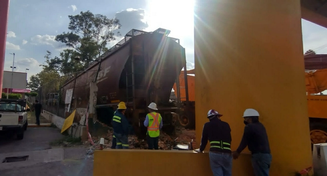 El accidente no afectó la circulación en el primer cuadro del municipio de Tlalnepantla, donde siguen las maniobras de retiro.  Foto La Jornada