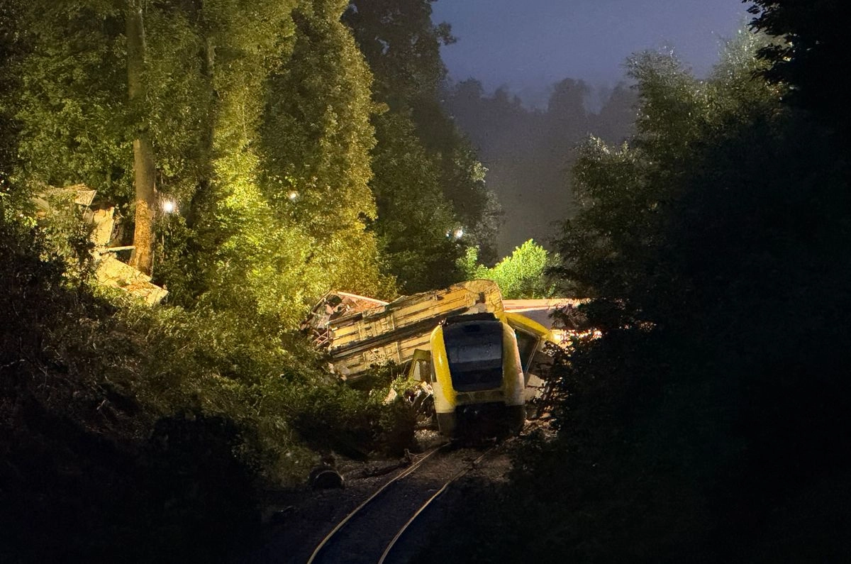 El descarrilamiento de un tren de pasajeros en el suroeste de Alemania la tarde del 27 de julio de 2025 causó al menos tres muertos y varios heridos, según el último informe comunicado por la policía federal a Afp. 