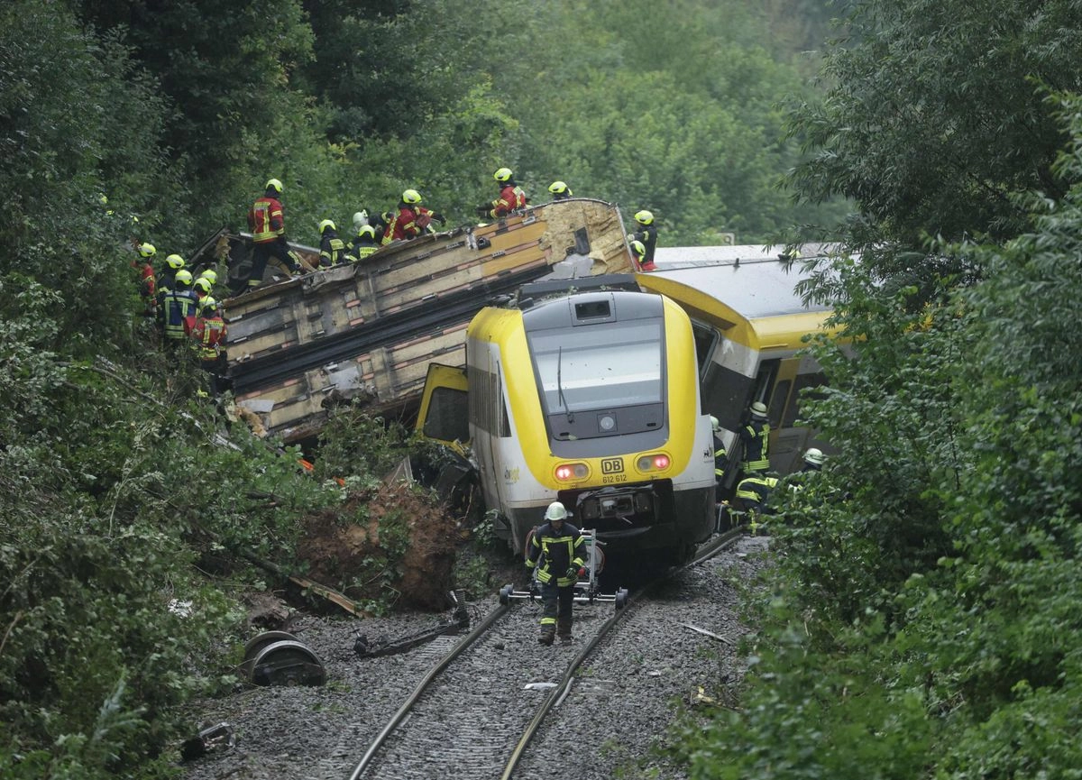 Los equipos de rescate trabajan en el lugar del descarrilamiento de un tren cerca de Zwiefaltendorf, Alemania, el 27 de julio de 2025.