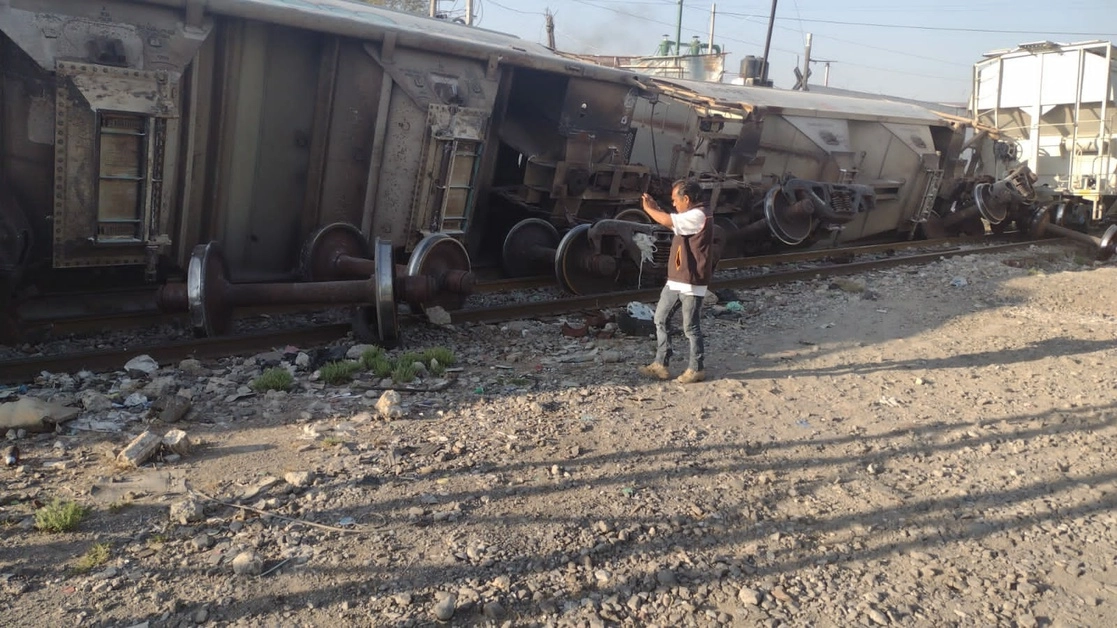 Cuatro vagones de un tren de carga, que se dirigía hacia la zona industrial de Xalostoc, descarrilaron en la colonia Benito Juárez, sin que hubiera viviendas afectadas o personas lesionadas, el 11 de mayo de 2022. Foto ‘La Jornada’