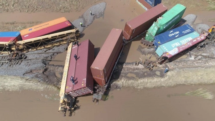 Descarrilamiento de tren en Morelia, debido al reblandecimiento del suelo por las lluvias, en octubre de 2018. Foto Ignacio Juárez /Archivo