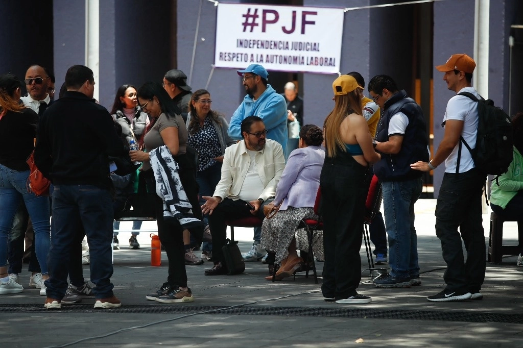 Trabajadores del Poder Judicial durante el paro indefinido afuera del recinto ubicado en Avenida Revolución 508, en la Ciudad de México. Foto Cristina Rodríguez 