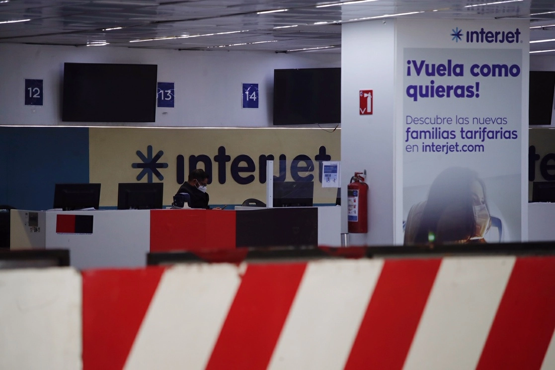 Instalaciones de Interjet con banderas de huelga, en la terminal 1 del Aeropuerto Internacional de la CDMX, el 12 de enero de 2021. Foto Cristina Rodriguez