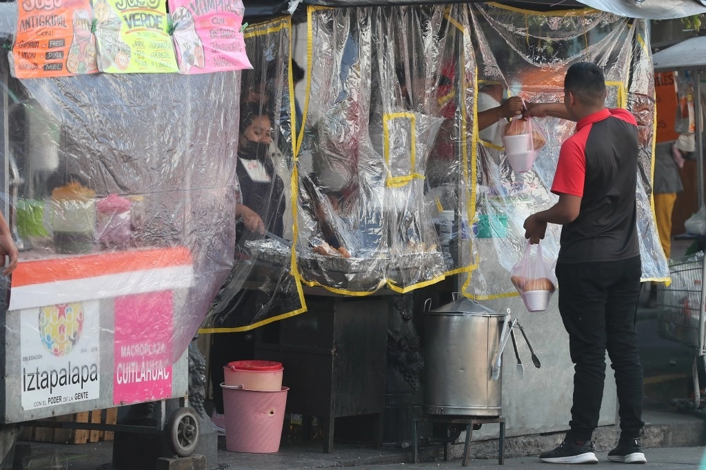 Comercio callejero con medidas sanitarias en la alcaldía de Iztapalapa, en la Ciudad de México, el pasado 29 de octubre de 2020. Foto Roberto García Ortiz