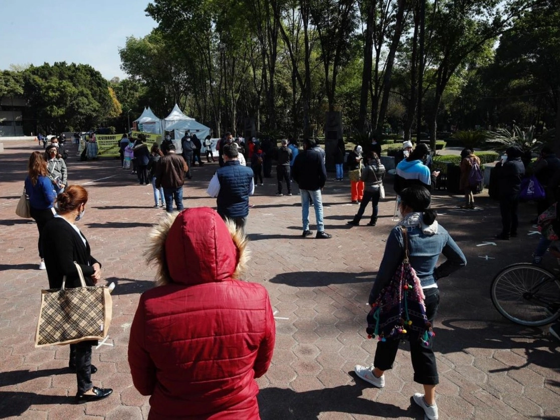 Desde temprana hora de la mañana, decenas de ciudadanos esperaron en la explanada de la alcaldía Benito Juárez para que les realizara la prueba de Covid-19. Foto Cristina Rodríguez

