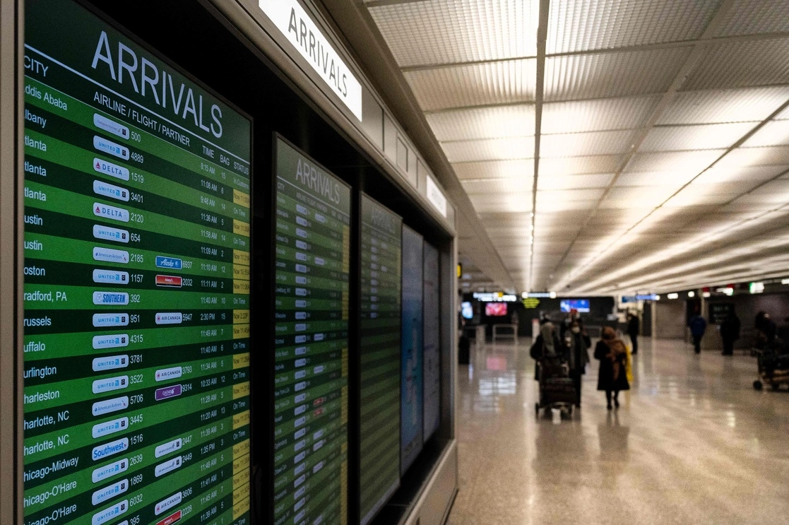 Viajeros salen del área de llegadas internacionales en el Aeropuerto de Dulles en Virginia, el 29 de noviembre de 2021.  A partir de hoy, personas procedentes de ciertas partes del sur de África tendrán prohibido volar a los Estados Unidos, a menos que sean ciudadanos o residentes legales permanentes debido a la variante ómicron del Covid-19. Foto Afp