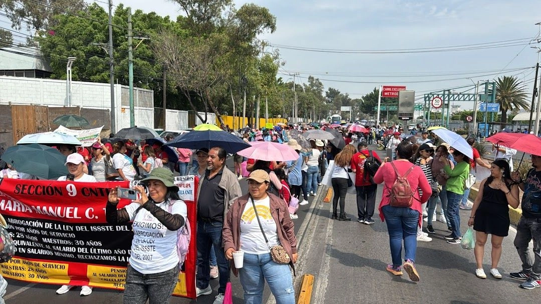 Maestros de la CNTE que marcharon sobre avenida Ignacio Zaragoza llegan a la Terminal 2 del AICM, en la Ciudad de México, el 23 de mayo de 2025. Foto 