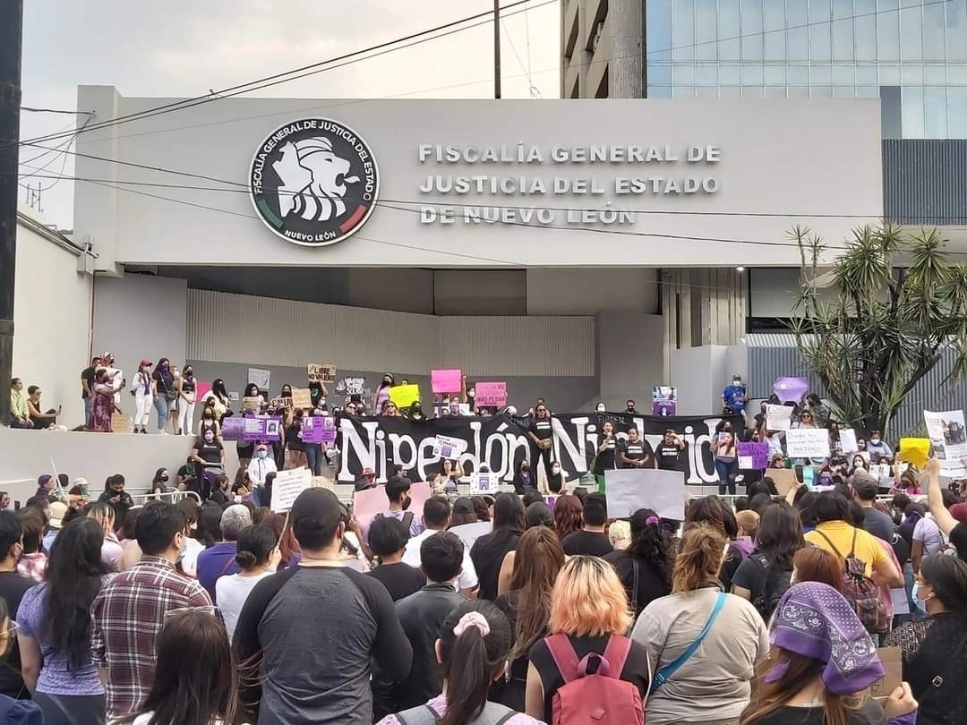 Manifestación de colectivos de mujeres en la Fiscalía de Nuevo León para exigir alto a la desaparición de mujeres. Foto Yolanda Chio / Archivo
