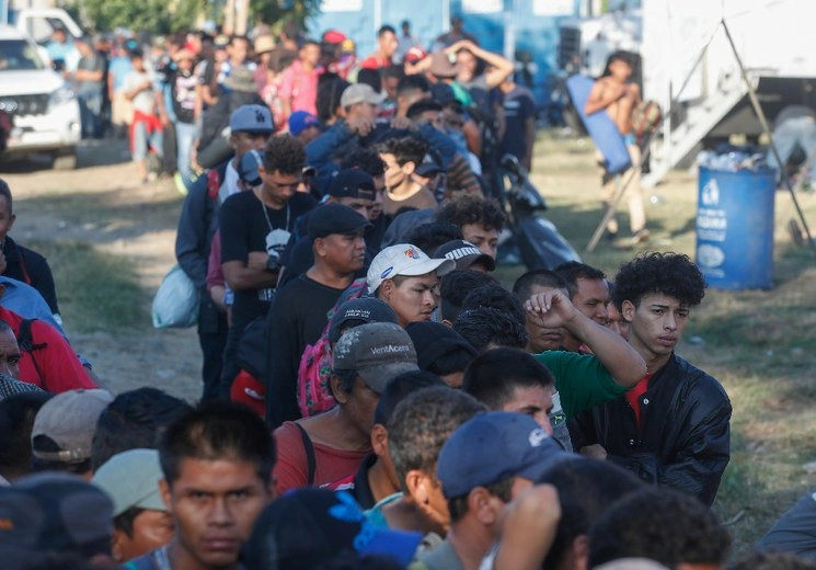 Los migrantes centroamericanos hacen fila para desayunar en el refugio temporal ubicado en Tecún Umán, Guatemala. Foto Víctor Camacho