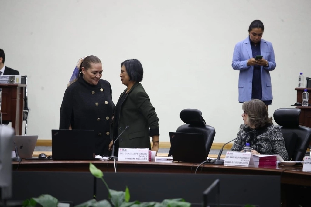 Las consejeras Guadalupe Taddei y Norma de la Cruz, durante la sesión de Consejo General del INE de este jueves. Foto Yazmín Ortega Cortés.