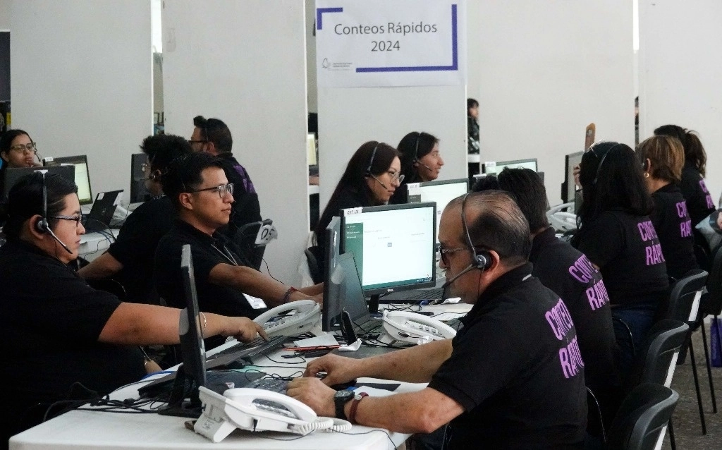En las instalaciones centrales del Instituto Electoral local se realizó ayer el primer simulacro de conteo rápido y del PREP, en los que participan 3 mil 969 trabajadores eventuales, entre capturistas, estudiantes y técnicos de procesamiento de datos. Foto Cuartoscuro