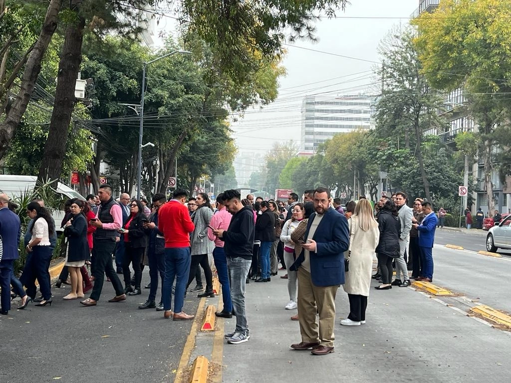 Personas desalojaron inmuebles tras el movimiento telúrico en calles de la Alcaldía Benito Juárez. Foto María Luisa Severiano