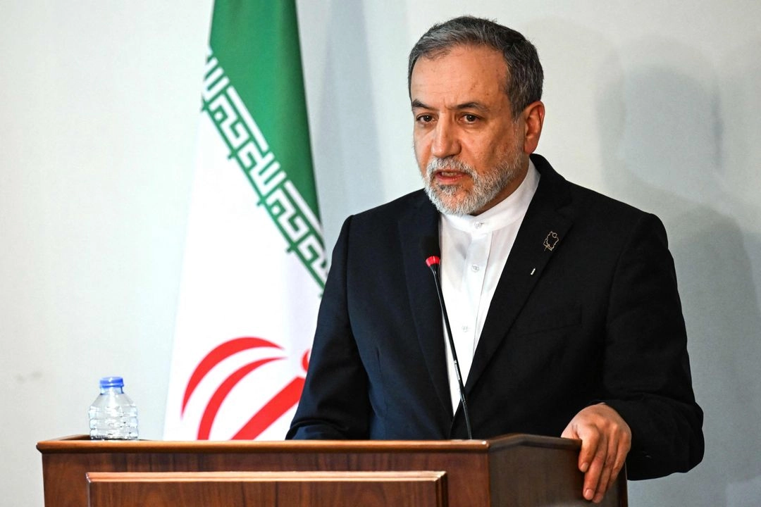 El ministro de Asuntos Exteriores iraní, Abbas Araghchi, habla durante una rueda de prensa conjunta con su homólogo egipcio tras su reunión en El Cairo el 2 de junio de 2025. Foto