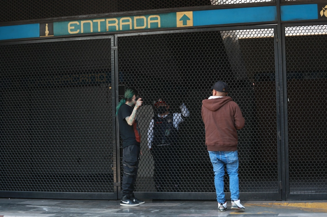Ante el incendio en el metro, varias estaciones estuvieron cerradas. Foto Luis Castillo