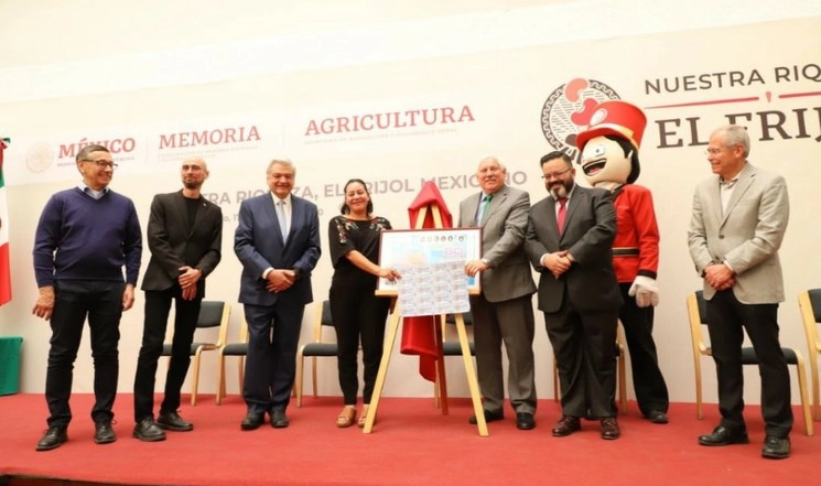 Ernesto Prieto Ortega, director general, de la Lotería Nacional participó en la develación del billete del sorteo conmemorativo alusivo al frijol. Foto tomada del Twitter @lotenal