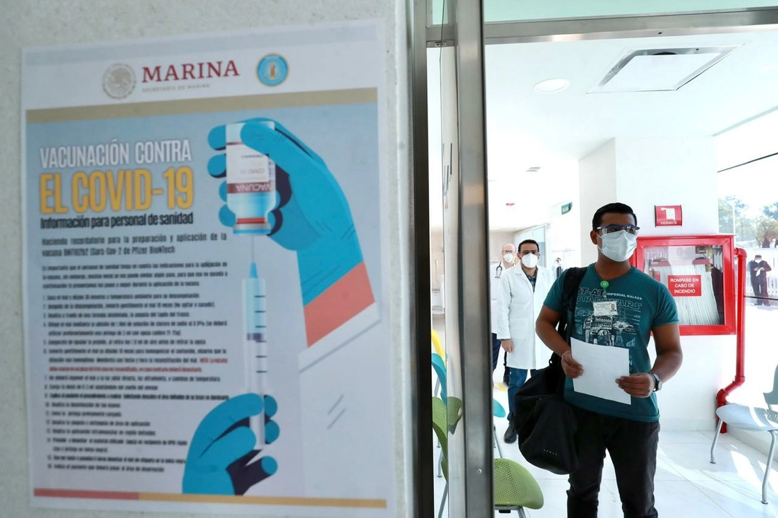 Aspectos del inicio de la vacunación contra Covid-19 en el Centro de Estudios Navales en Ciencias de la Salud en la Secretaría de Marina. Foto Luis Castillo