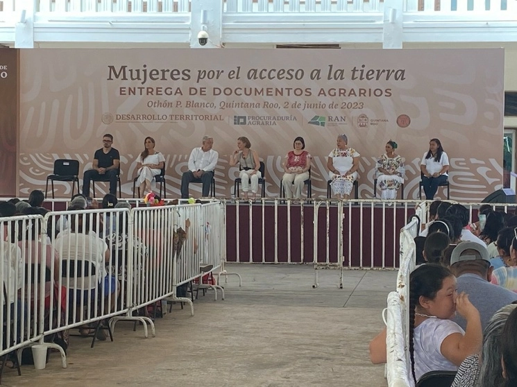 El presidente Andrés Manuel López Obrador estuvo acompañado de Beatriz Gutiérrez Muller y de la gobernadora de Quintana Roo, Mara Lezama, en la entrega de documentos agrarios en dicha entidad, el 2 de junio de 2023. Foto Patricia Vázquez