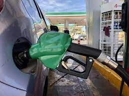 Persona recarga combustible en una gasolinera en imagen de archivo. Foto Foto Luis Castillo 