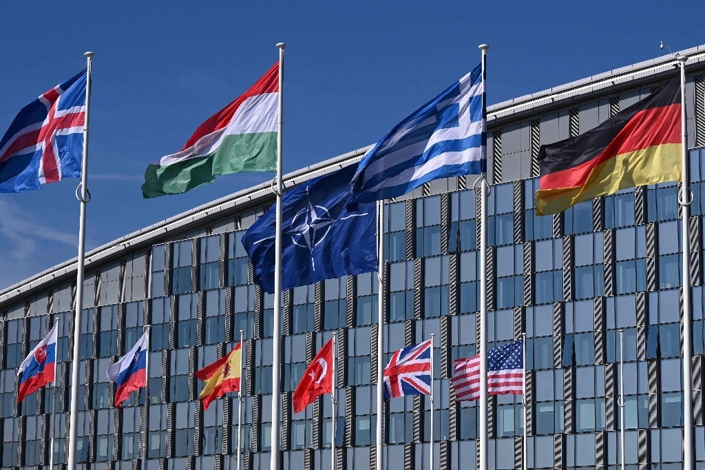 Banderas de los países miembros de la OTAN ondean al exterior de la sede del organismo en Bruselas, Bélgica, el 27 de febrero de 2024. Foto Afp

