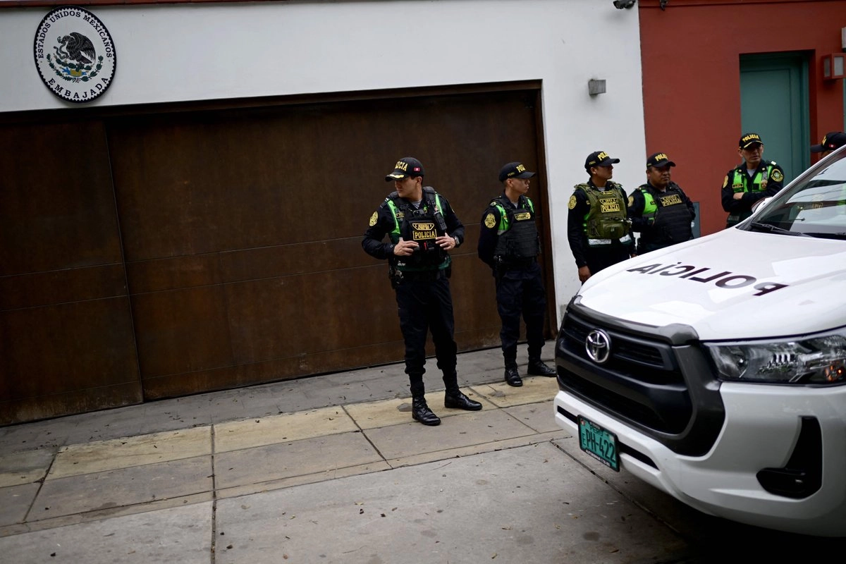 Policías vigilan la residencia de la embajada de México en Lima, Perú, donde se refugia la ex primera ministra Betssy Chávez, el 21 de noviembre de 2025. Foto 