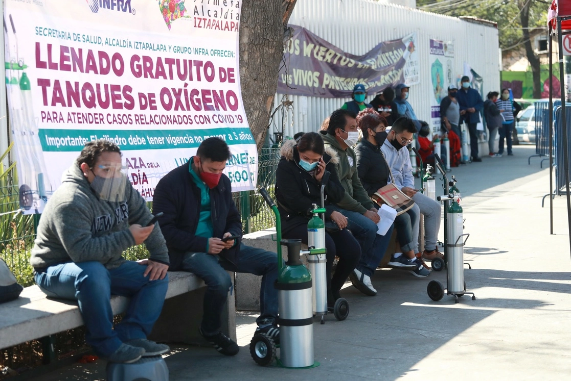 Solicitantes de recarga de oxígeno, en el centro de abasto  gratuito en la Alcaldía Iztapalapa, el 4 de enero de 2021. Foto Luis Castillo.