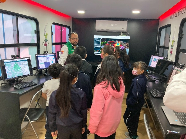 Hoy se puso en marcha del Proyecto Girando con Ollin, el Chapulín de la Prevención, en la escuela primaria General Anaya en la colonia Albert, alcaldía Benito Juárez. Foto Bertha Teresa Ramírez