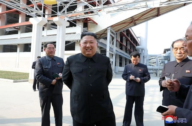 Kim Jong Un, gobernante de Corea del Norte durante su visita a una fábrica de fertilizantes en Pyonyang. Foto Afp