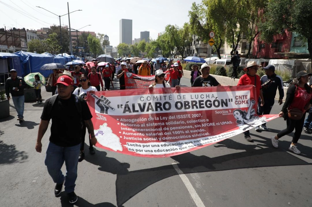 Maestros de la CNTE marchan de la estación del Metro Revolución a las oficinas centrales del Pensionissste, ubicadas en la colonia Buenavista, para exigir la abrogación de la Ley del Issste 2007, en la Ciudad de México, el 5 de junio de 2025. 
