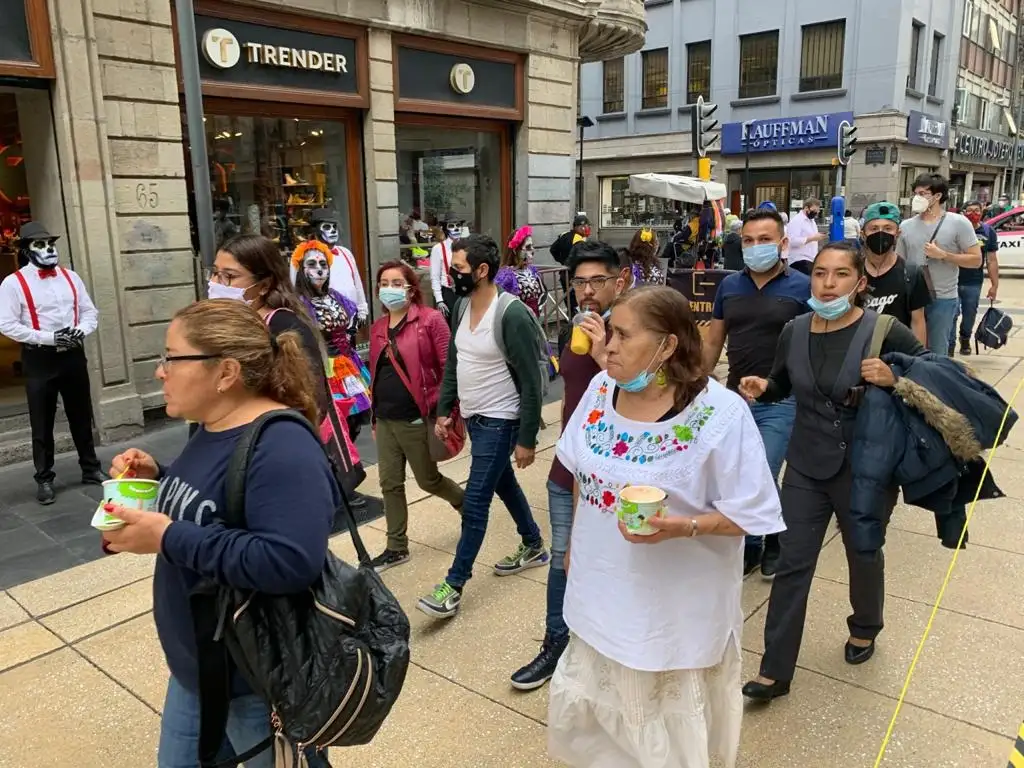 Transeúntes en la calle de Madero, en el centro de la Ciudad de México. Foto: José Antonio López