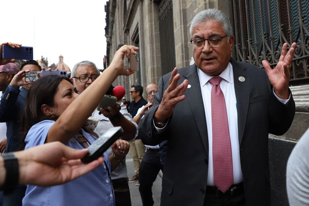 Alfonso Cepeda, dirigente del SNTE, al llegar a Palacio Nacional para la comida-reunión con Claudia Sheinbaum