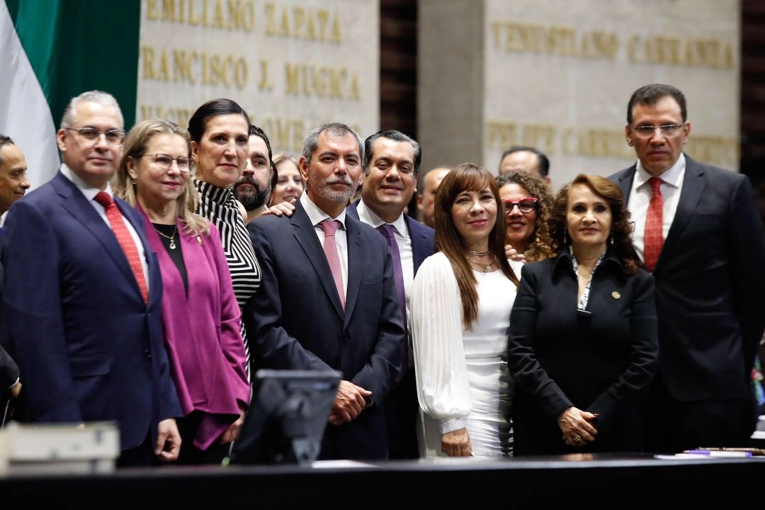 El país necesita estabilidad económica, argumentó la oposición al respaldar en el cargo a Amador Zamora (centro). Foto 