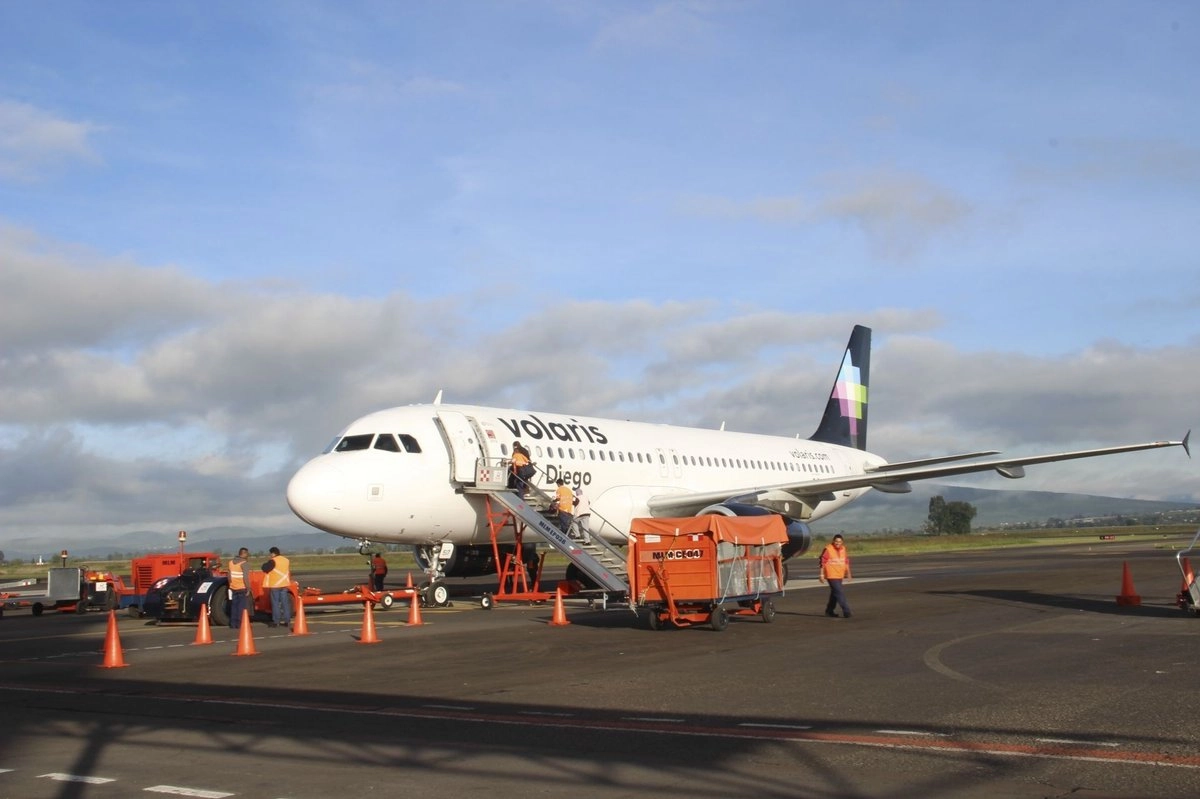 Aeronave de Volaris en el Aeropuerto Internacional Francisco Mugica en Morelia, Michoacán. Foto  