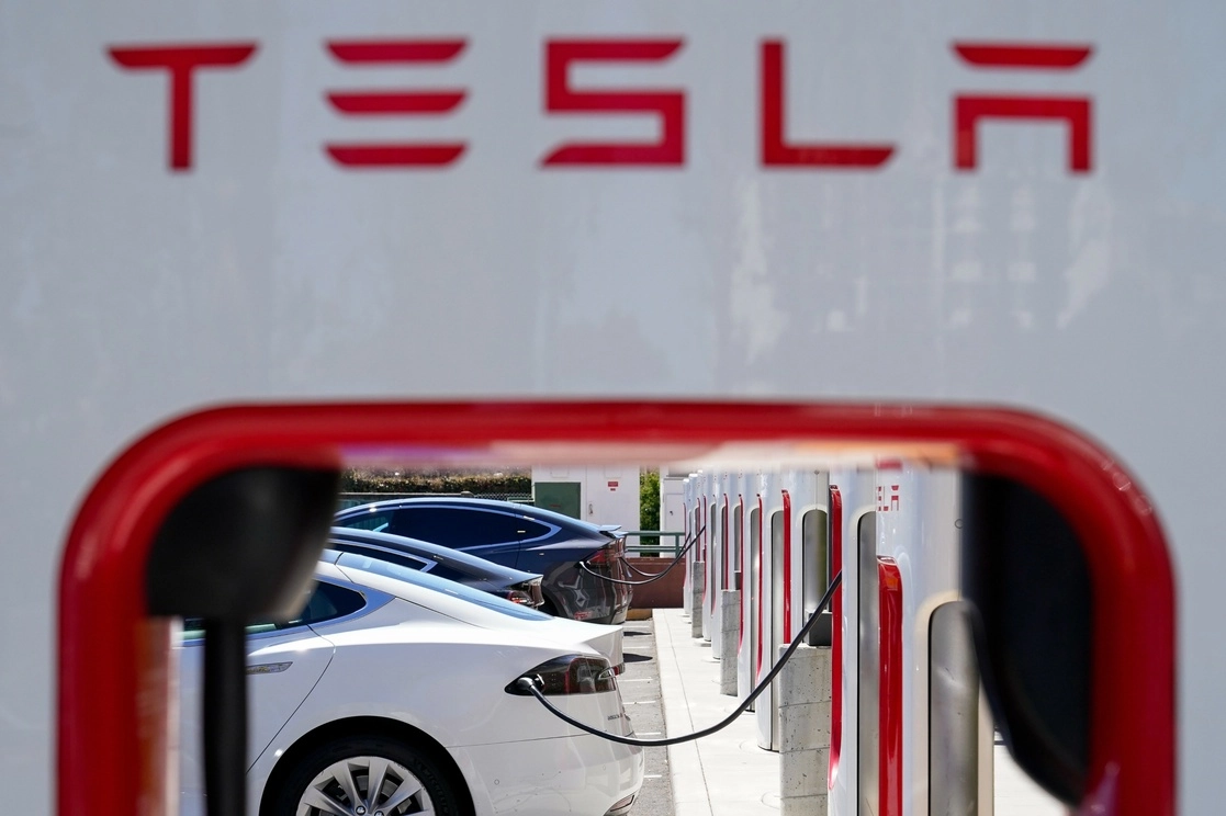 Vehículos Tesla se cargan en una estación en Emeryville, California. Foto AP / Archivo 