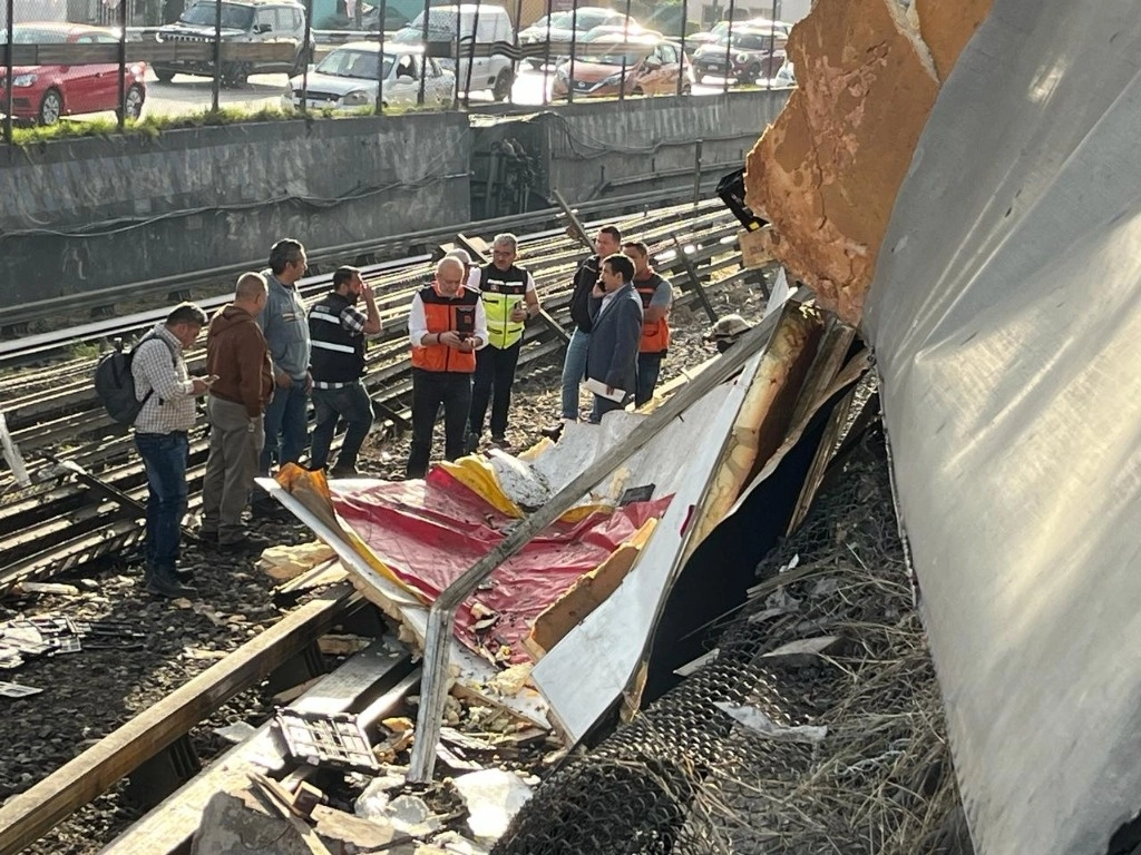 Cientos de usuarios de la Línea 5 del Metro resultaron afectados debido al choque de un tráiler, cuando circulaba por Circuito Interior, contra un puente ubicado cerca de la estación Consulado, lo que causó daños a las vías del transporte colectivo, en la Ciudad de México, el 2 de abril de 2024. Foto Alfredo Domínguez