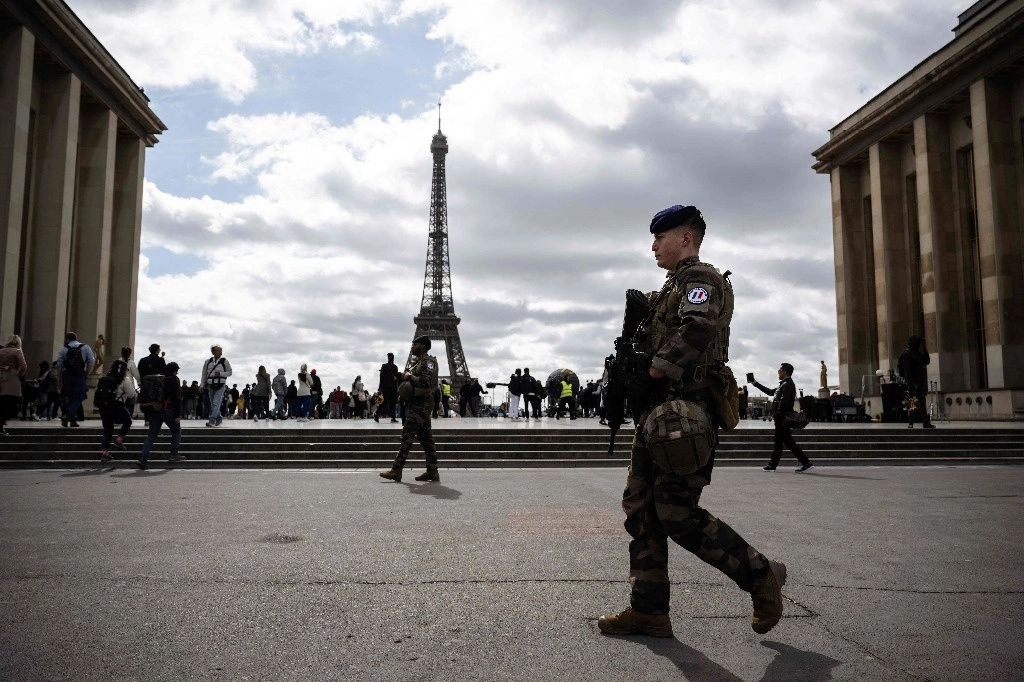 Seguridad en la plaza del Trocadero, frente a la Torre Eiffel, el 15 de abril de 2024. Foto Afp