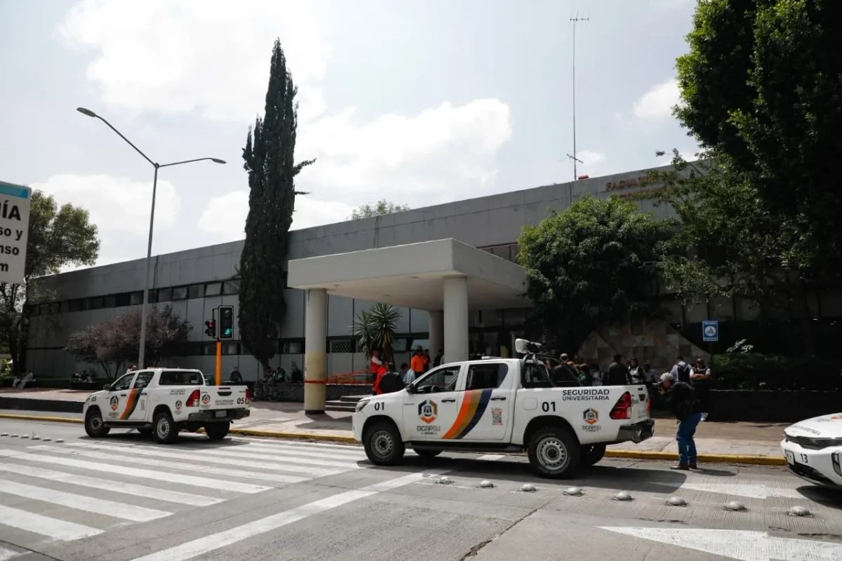 Unidades de la Dirección General de Análisis, Protección y Seguridad Universitaria afuera de la Facultad de Economía, en Ciudad Universitaria 