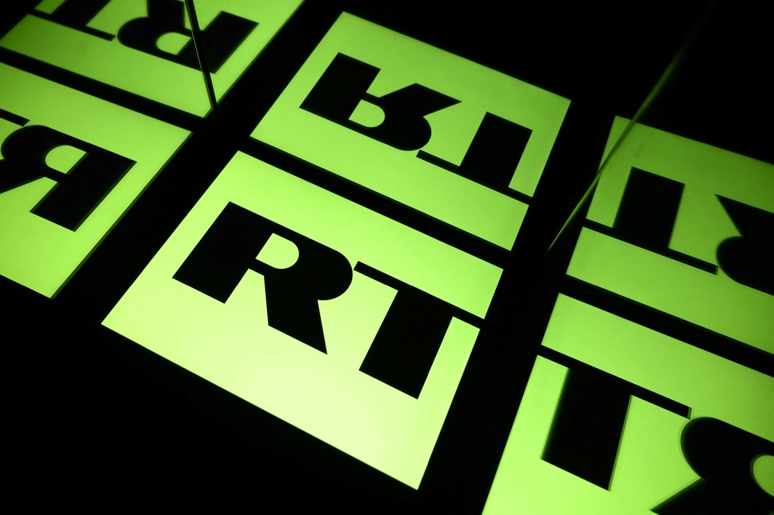 Logotipo del canal de televisión RT (Russia Today) en una tableta. Foto Afp / Archivo