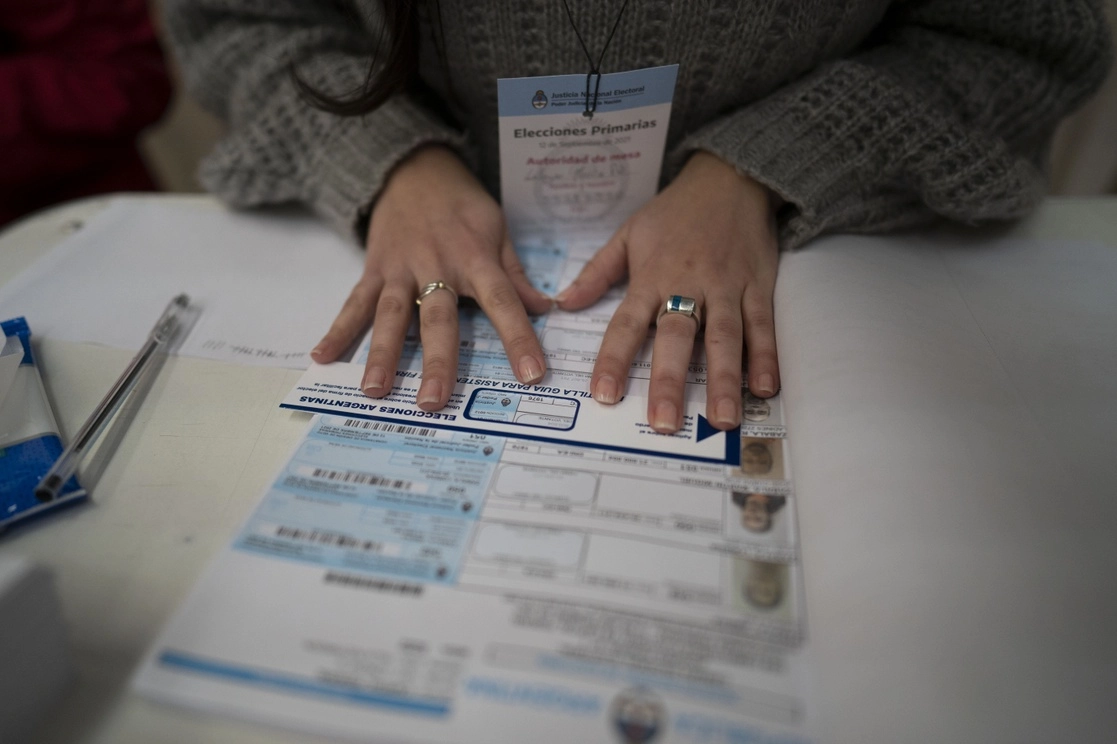 Una funcionaria electoral, ayer durante las elecciones primarias en Buenos Aires, Argentina. Foto Xinhua
