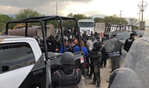 Detención de personas que impedían la extracción de agua del río Pilón, en Montemorelos, Nuevo León. Foto cortesía Edgar Plata / Archivo