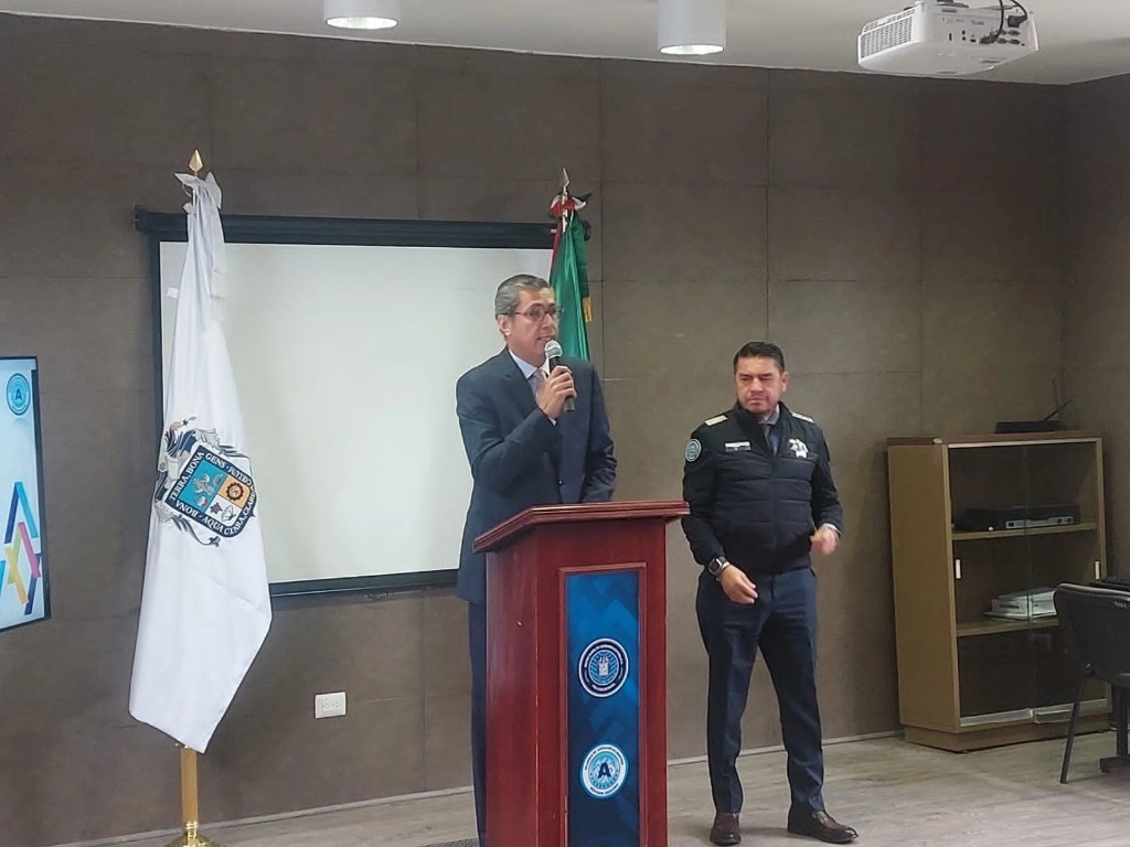 Manuel Alonso García, titular de la Secretaría de Seguridad Pública de Aguascalientes, así como el fiscal general del estado, Jesús Figueroa Ortega, en conferencia. Foto Claudio Bañuelos
