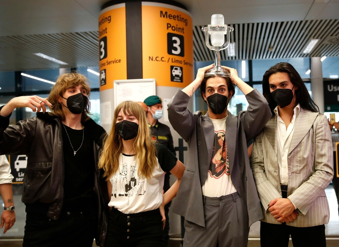 Los integrantes de la banda italiana Måneskin, posan para los fotógrafos a su llegada al aeropuerto de Fiumicino, en Roma. Foto Ap