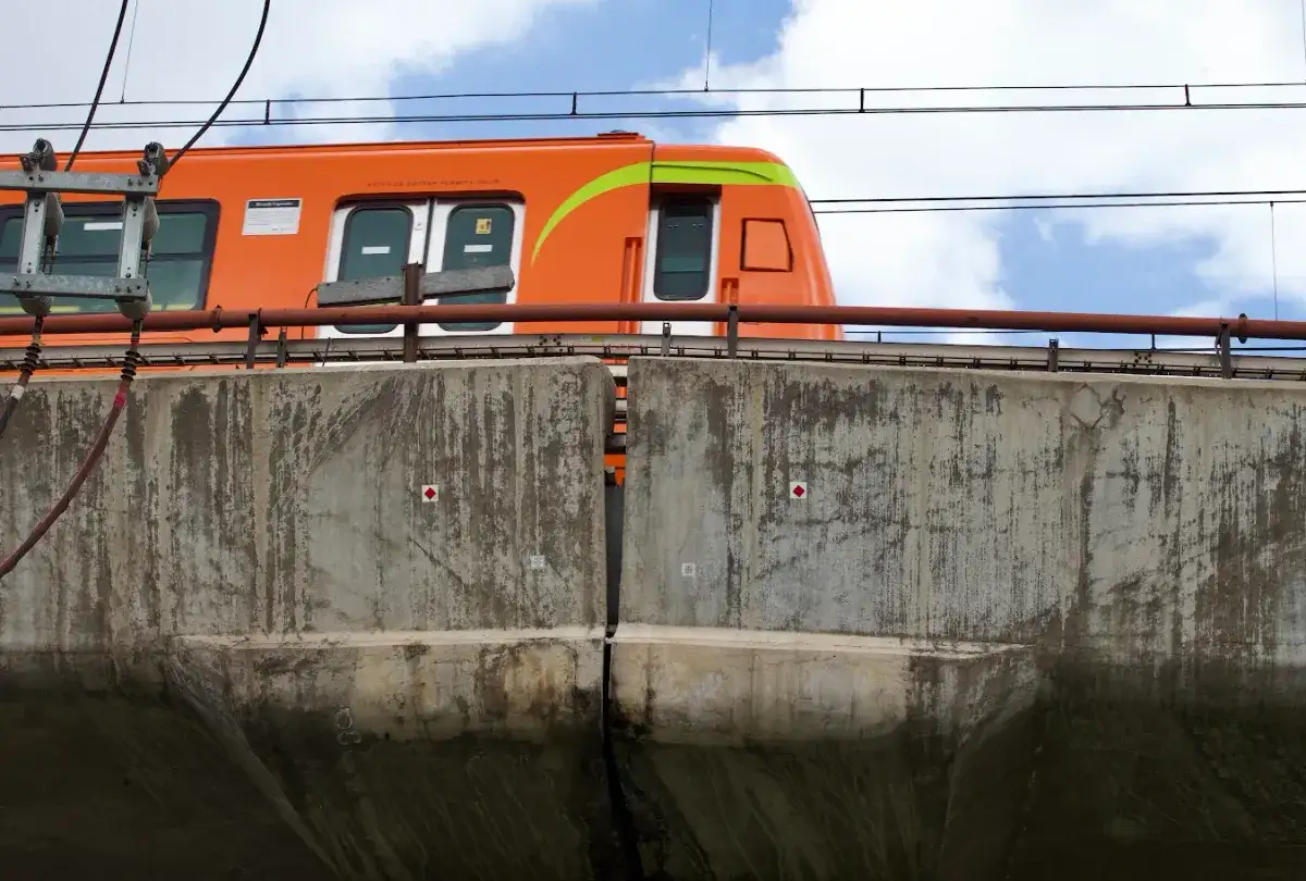  El gobierno capitalino hizo una revisión ante supuestas anomalías cerca de la estación Lomas Estrella. “Las trabes en ese punto están totalmente apoyadas en la columna”, indicó la Secretaría de Movilidad. Agregó que se realiza un monitoreo permanente de las estructuras elevadas de la ruta que va de Mixcoac a Tláhuac. Foto 