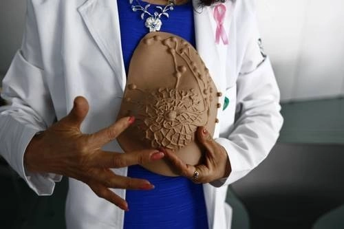 Una síntesis de estudios que abarca a 250 mil mujeres de Estados Unidos no encontró ningún vínculo estadístico entre el uso de talco en los genitales y el riesgo de cáncer de ovario. Foto Cristina Rodríguez / Archivo