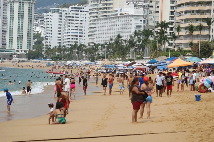 Turistas en playa Icacos, en la zona Dorada de Acapulco, Guerrero. Foto Héctor Briseño / Archivo