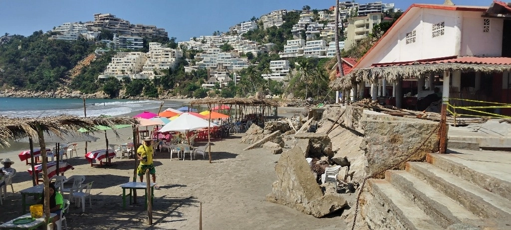 Este fin de semana bajó la marea en la playa Revolcadero, lo que permitió a los restauranteros volver a instalar sus palapas. Foto Héctor Briseño