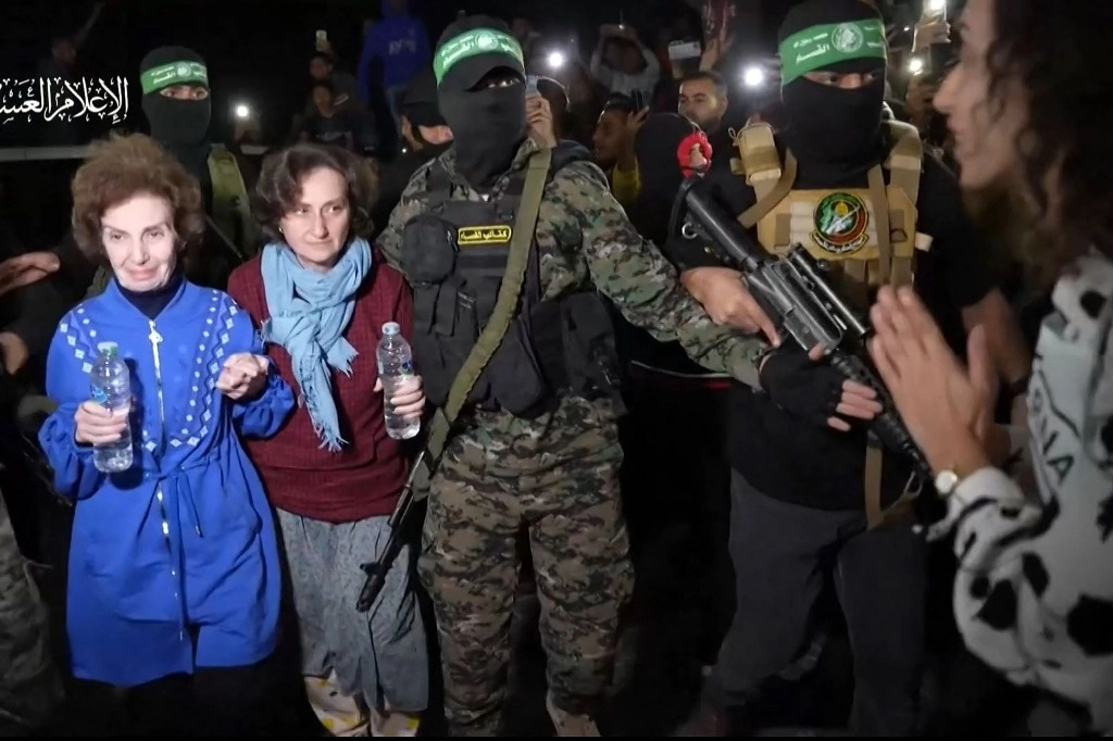 Combatientes de Hamas entregan a dos rehenes rusas a la Cruz Roja, ayer en la franja de Gaza. Foto Afp / Oficina de Medios de Hamas 