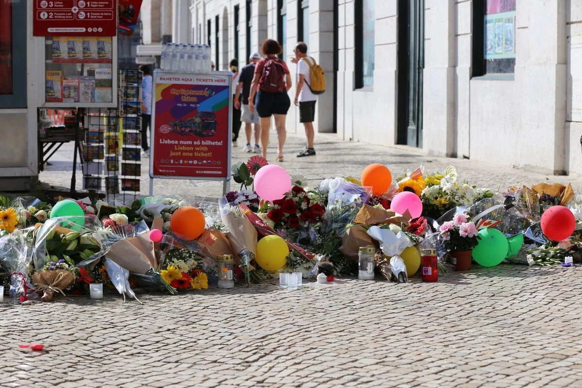 Ofrendas colocadas en el lugar del accidente del funicular en Lisboa, Portugal.