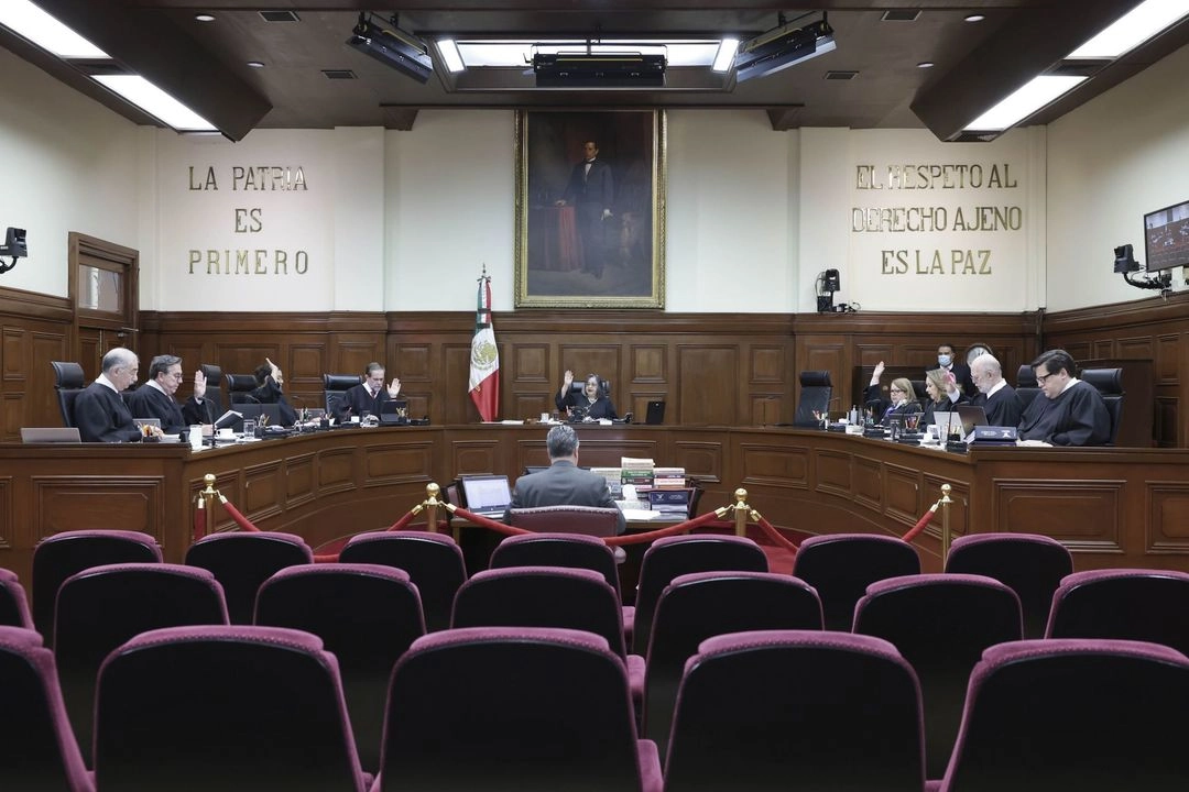 La eliminación del uso obligatorio de la toga se inscribe en un proceso más amplio de transformación del Poder Judicial, en el cual la elección directa de las y los jueces, magistrados y ministros, así como la exigencia de mayor legitimidad social, obligan a repensar también los símbolos que lo representan.
