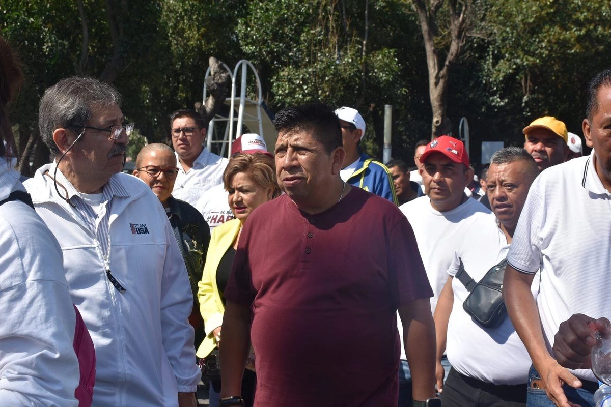 La administración capitalina aseguró que carece de validez la elección en la que Hugo Alonso Ortiz (centro) fue elegido dirigente del Sutgcdmx. Foto