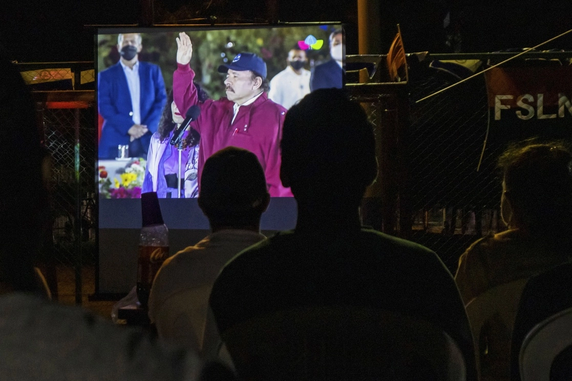Nicaragüenses miran en la televisión la toma de posesión del presidente Daniel Ortega, en Managua, el pasado 10 de enero. Foto Ap